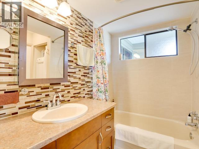 8-3818 Joyce Ave, Powell River, BC - Indoor Photo Showing Bathroom