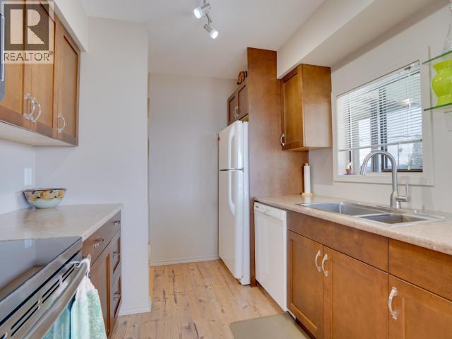 8-3818 Joyce Ave, Powell River, BC - Indoor Photo Showing Kitchen With Double Sink