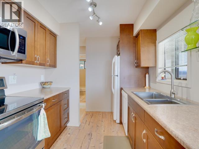 8-3818 Joyce Ave, Powell River, BC - Indoor Photo Showing Kitchen With Double Sink