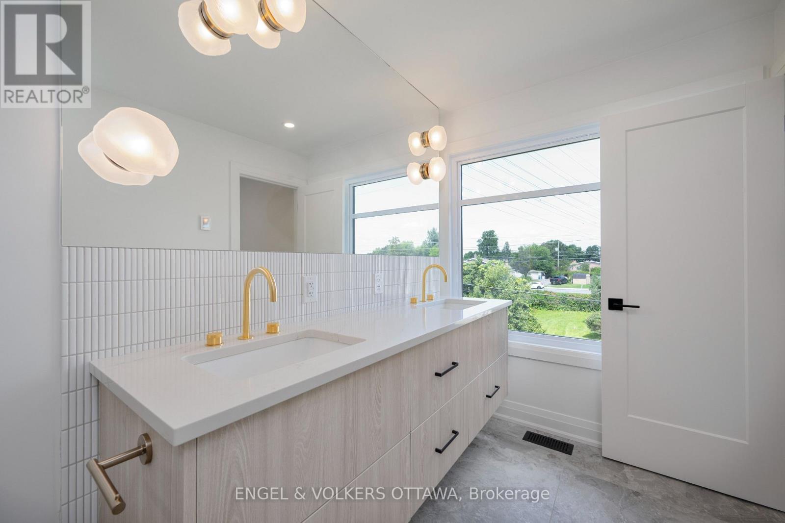 75A Granton Avenue, Ottawa, ON - Indoor Photo Showing Bathroom
