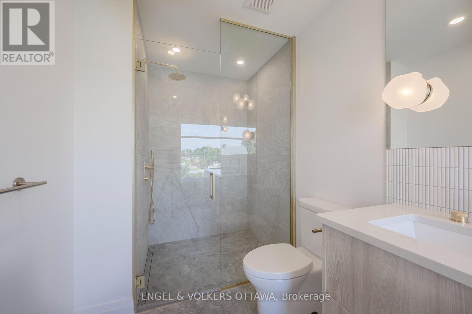 75A Granton Avenue, Ottawa, ON - Indoor Photo Showing Bathroom