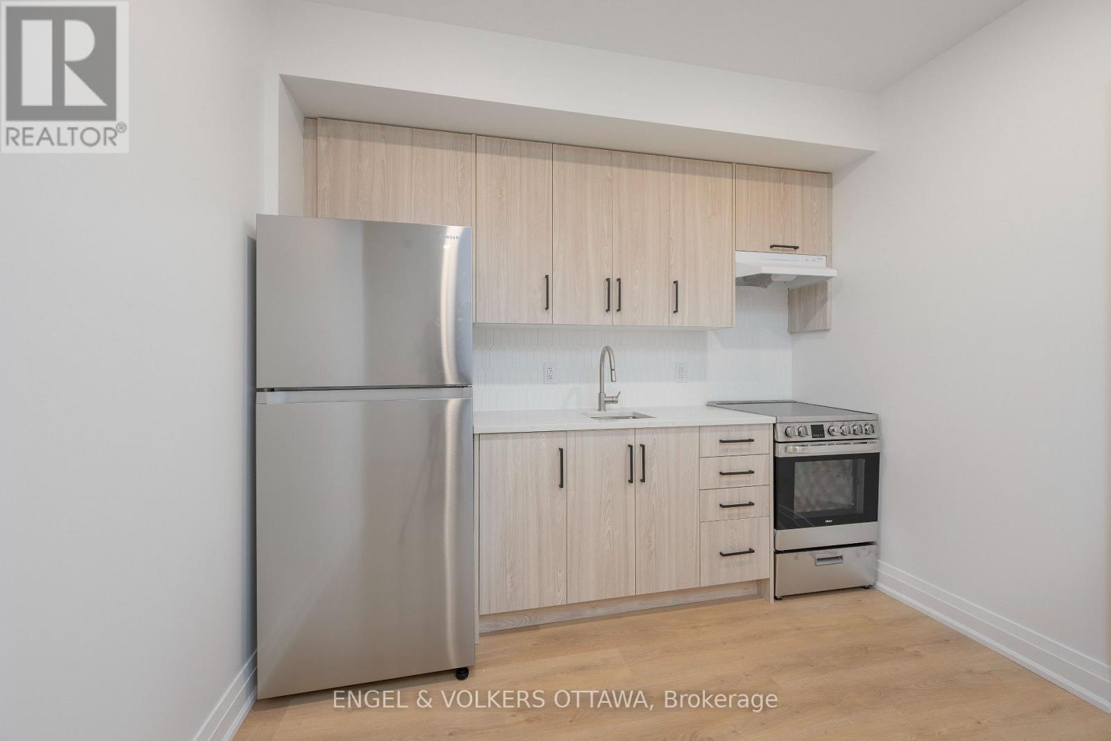 SDU - 75A Granton Avenue, Ottawa, ON - Indoor Photo Showing Kitchen