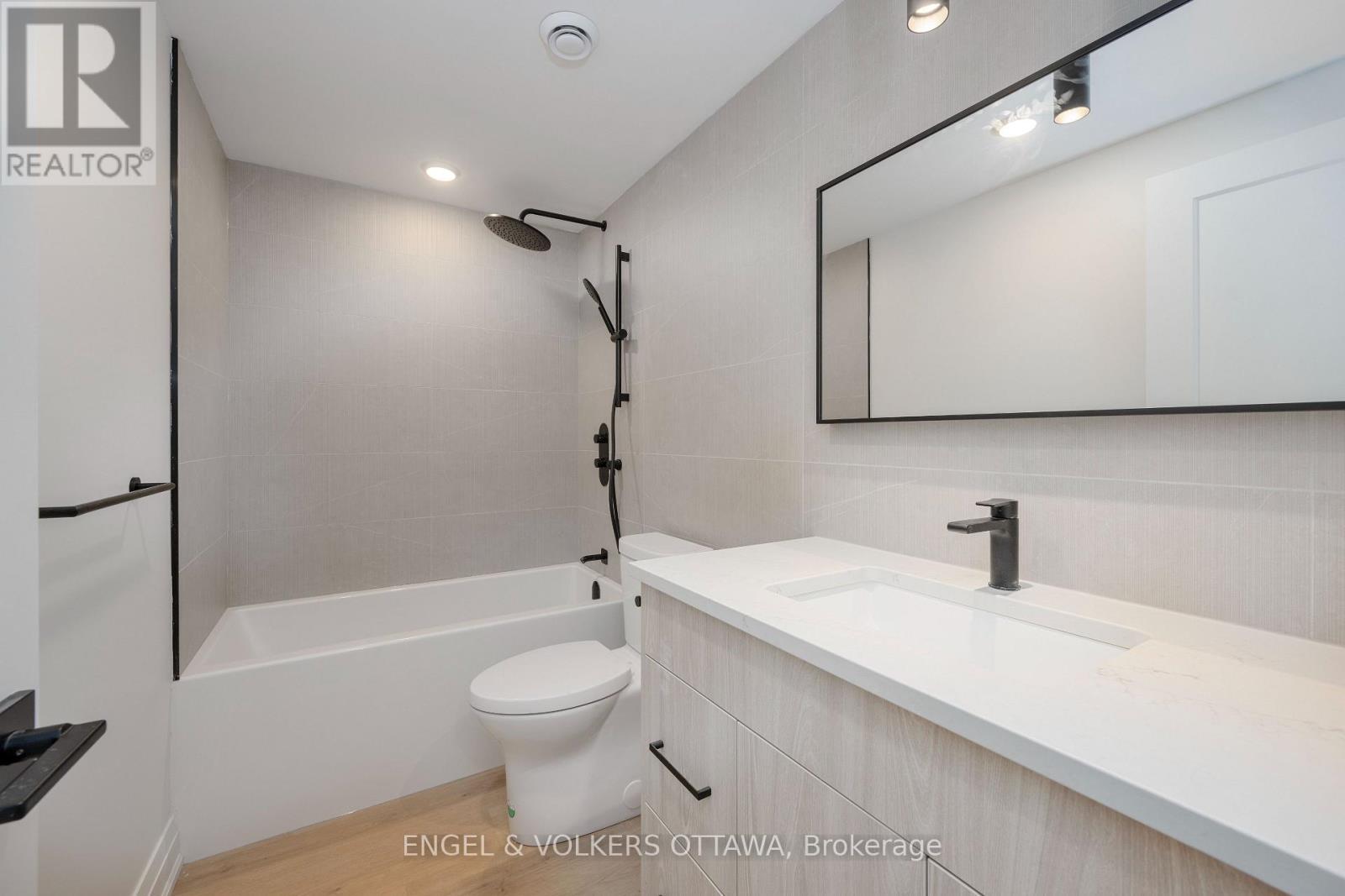 SDU - 75A Granton Avenue, Ottawa, ON - Indoor Photo Showing Bathroom