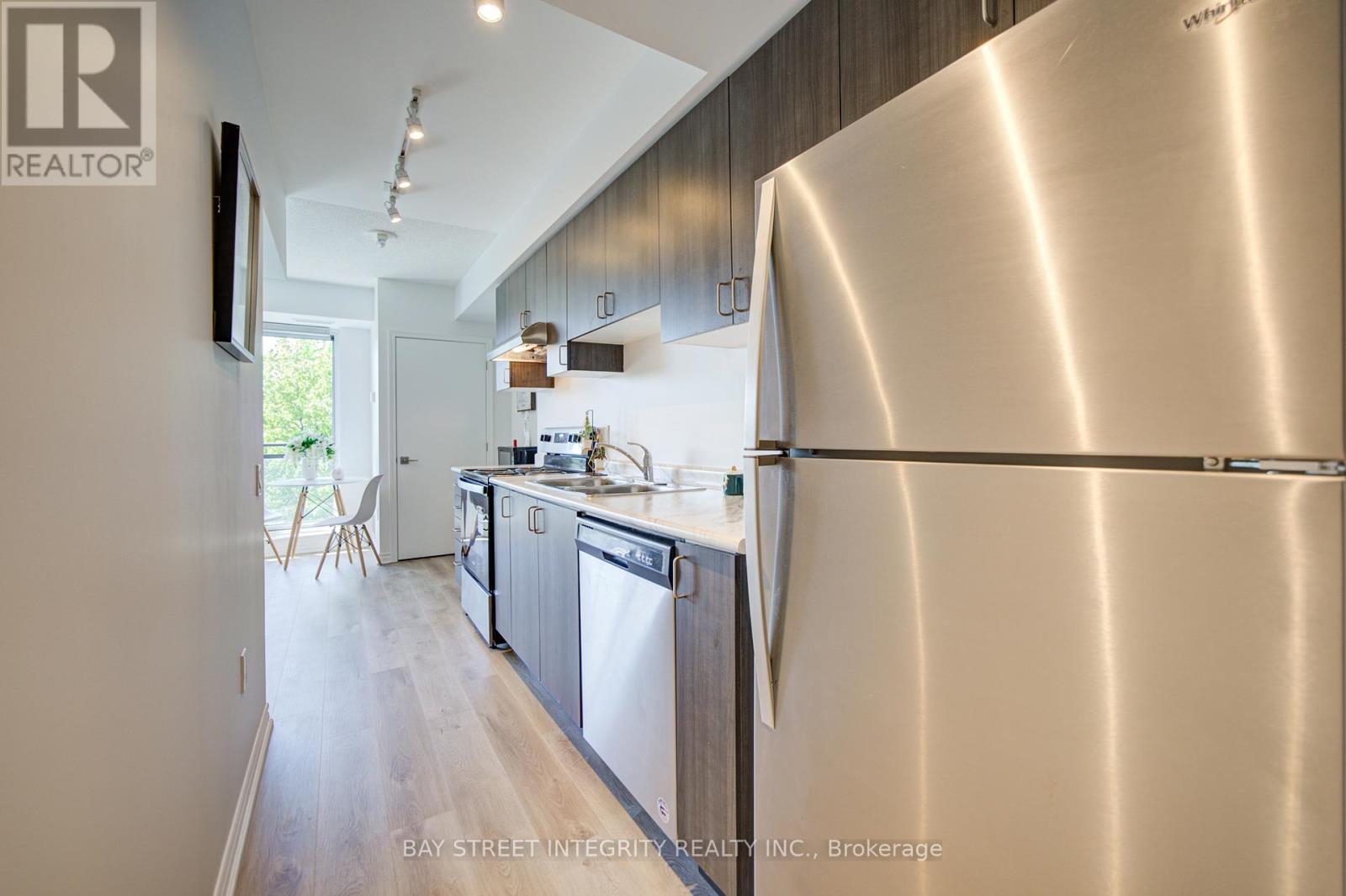 511 - 1 Falaise Road, Toronto, ON - Indoor Photo Showing Kitchen With Upgraded Kitchen
