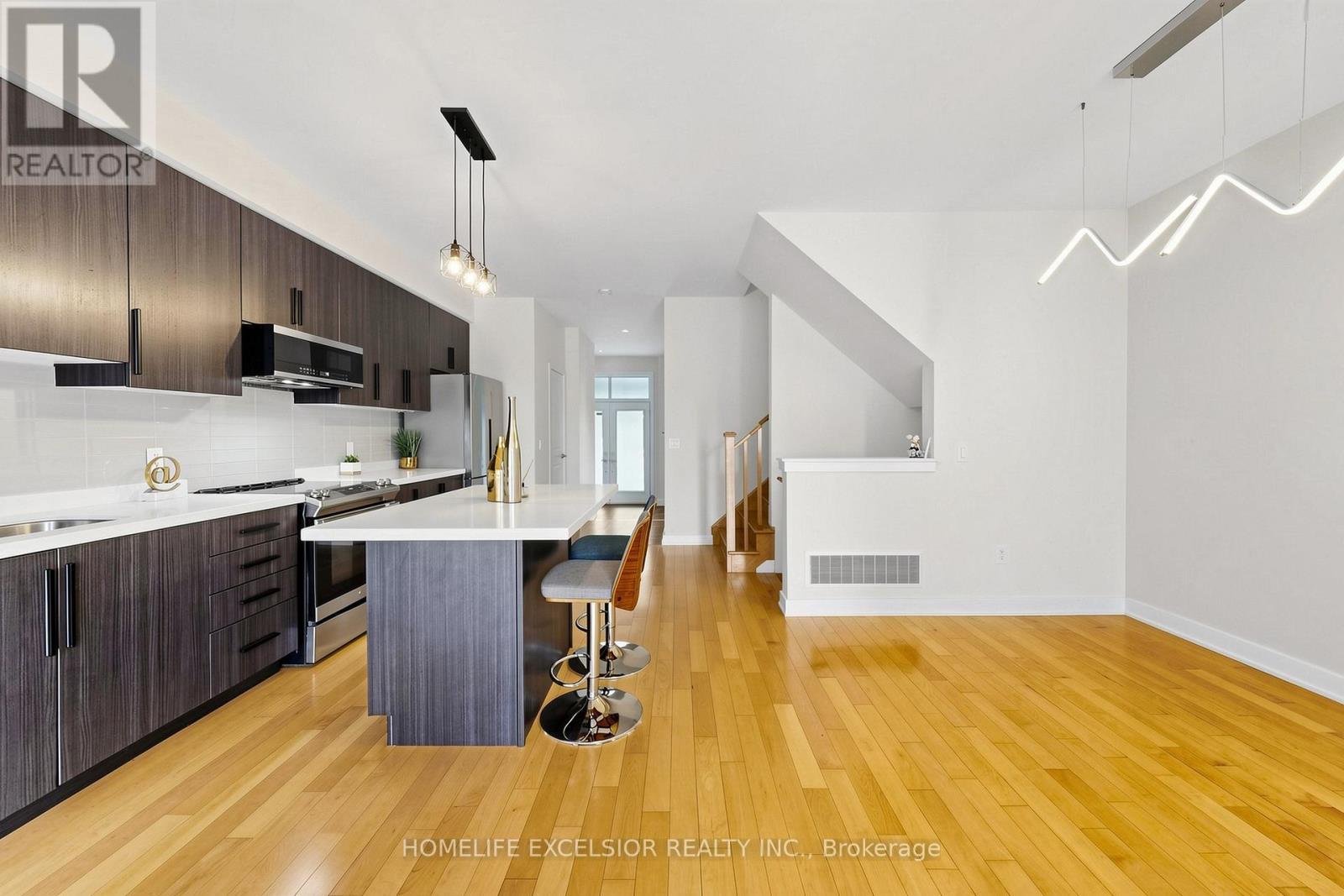 104 Dariole Drive, Richmond Hill, ON - Indoor Photo Showing Kitchen With Upgraded Kitchen