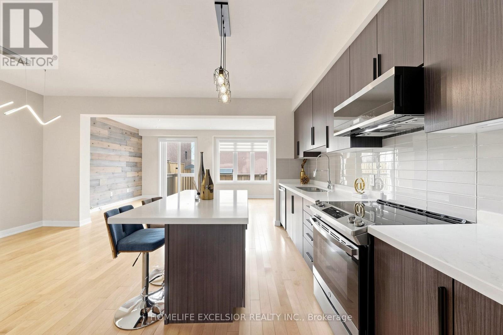 104 Dariole Drive, Richmond Hill, ON - Indoor Photo Showing Kitchen With Upgraded Kitchen