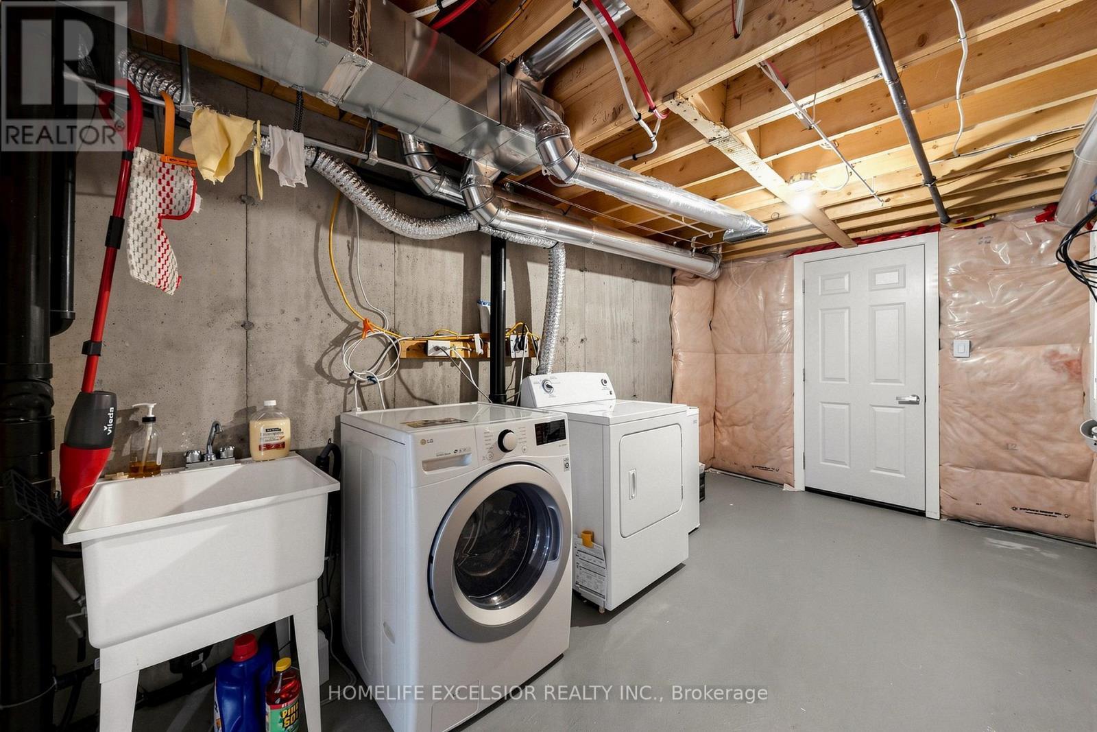 104 Dariole Drive, Richmond Hill, ON - Indoor Photo Showing Laundry Room