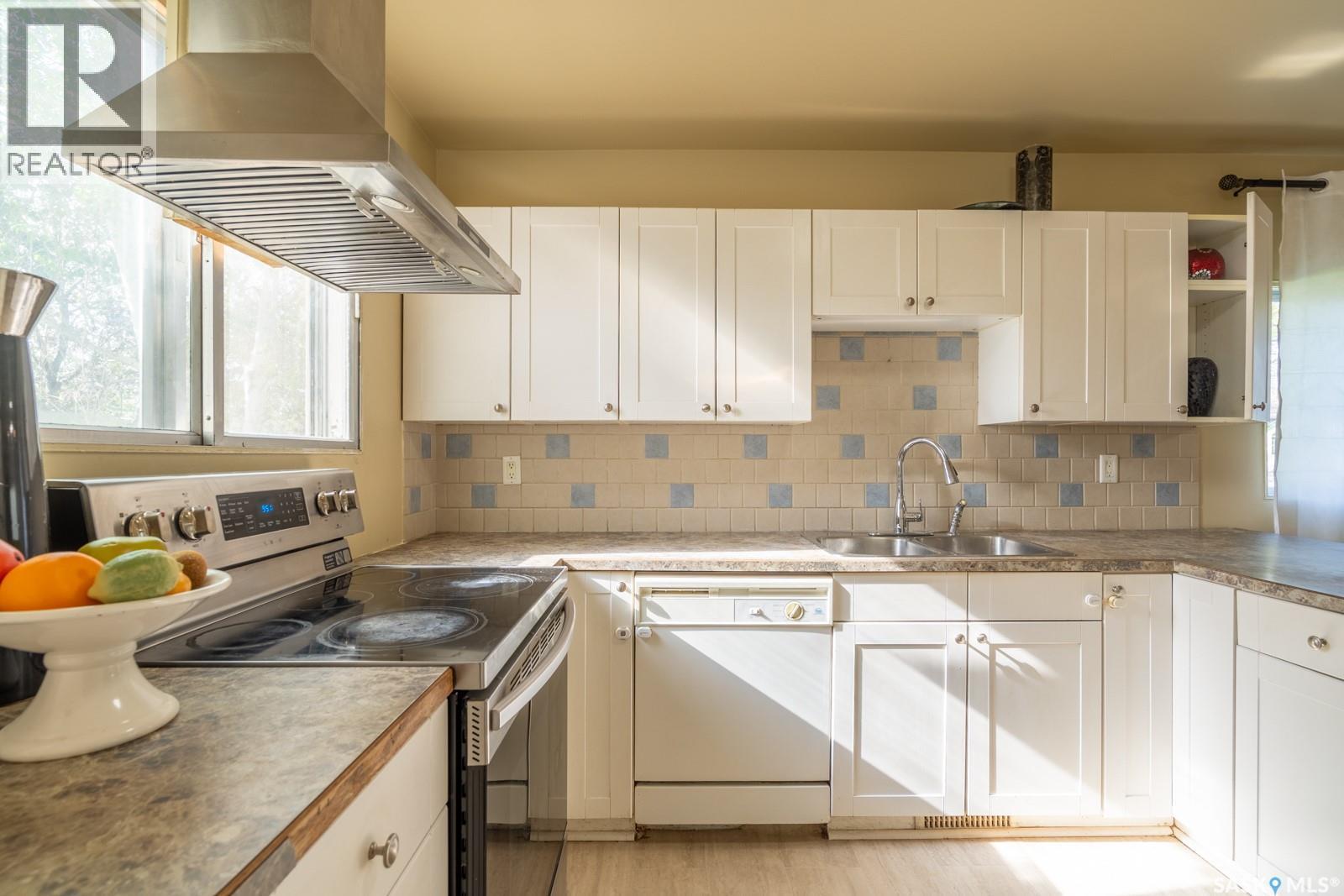 1840 Quebec Street, Regina, SK - Indoor Photo Showing Kitchen With Double Sink