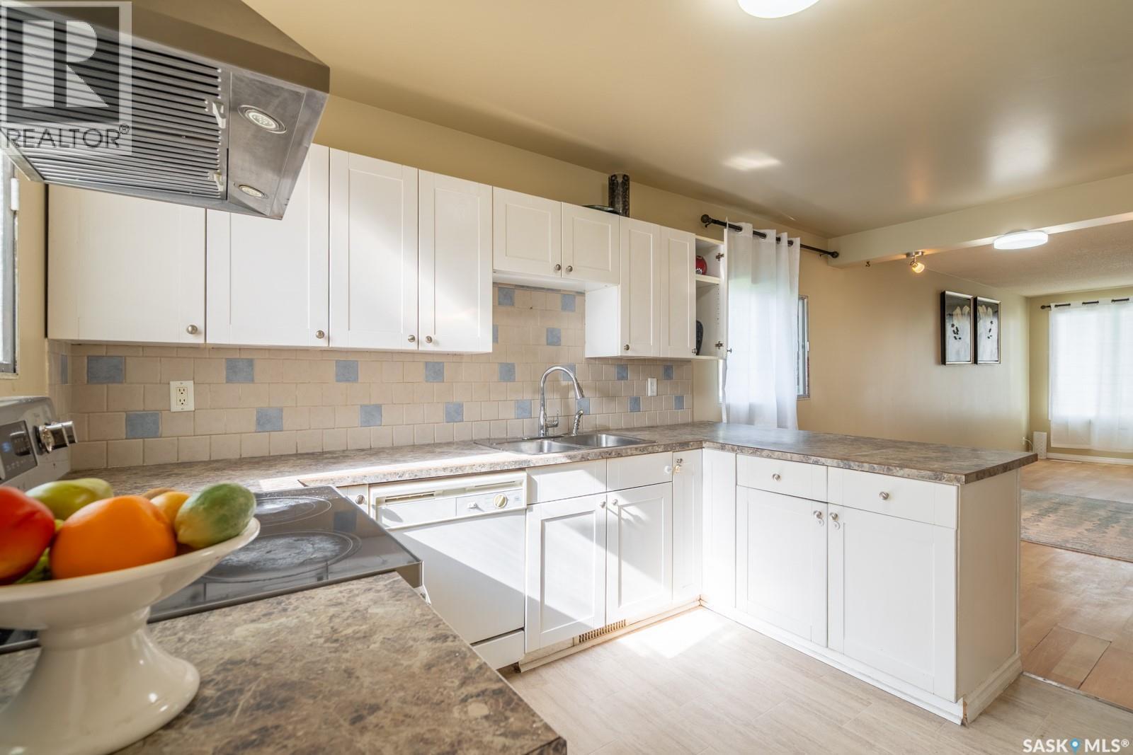 1840 Quebec Street, Regina, SK - Indoor Photo Showing Kitchen With Double Sink