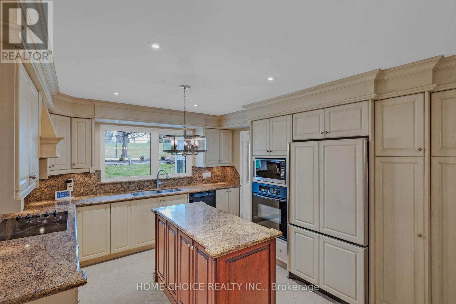 43 Golfwood Heights E, Toronto, ON - Indoor Photo Showing Kitchen With Double Sink
