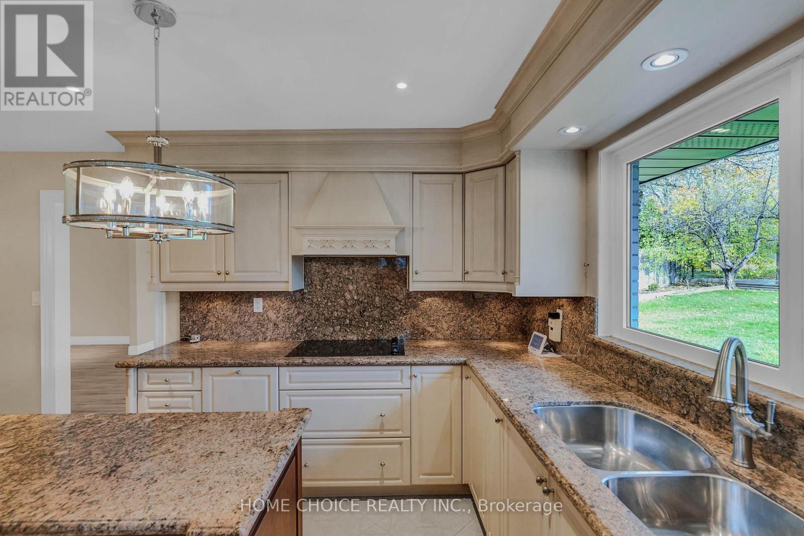 43 Golfwood Heights E, Toronto, ON - Indoor Photo Showing Kitchen With Double Sink