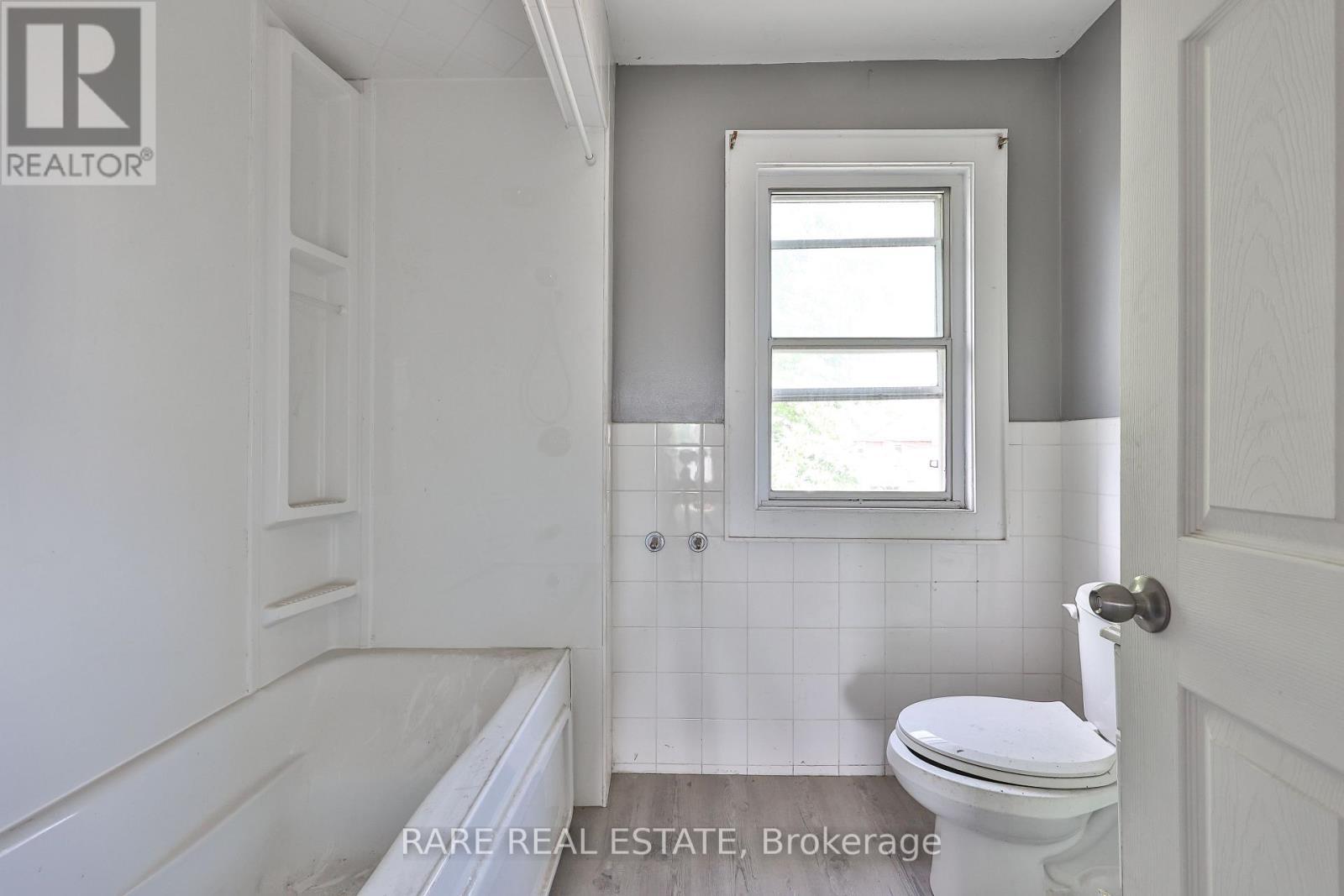 21 Chestnut Avenue, Hamilton, ON - Indoor Photo Showing Bathroom