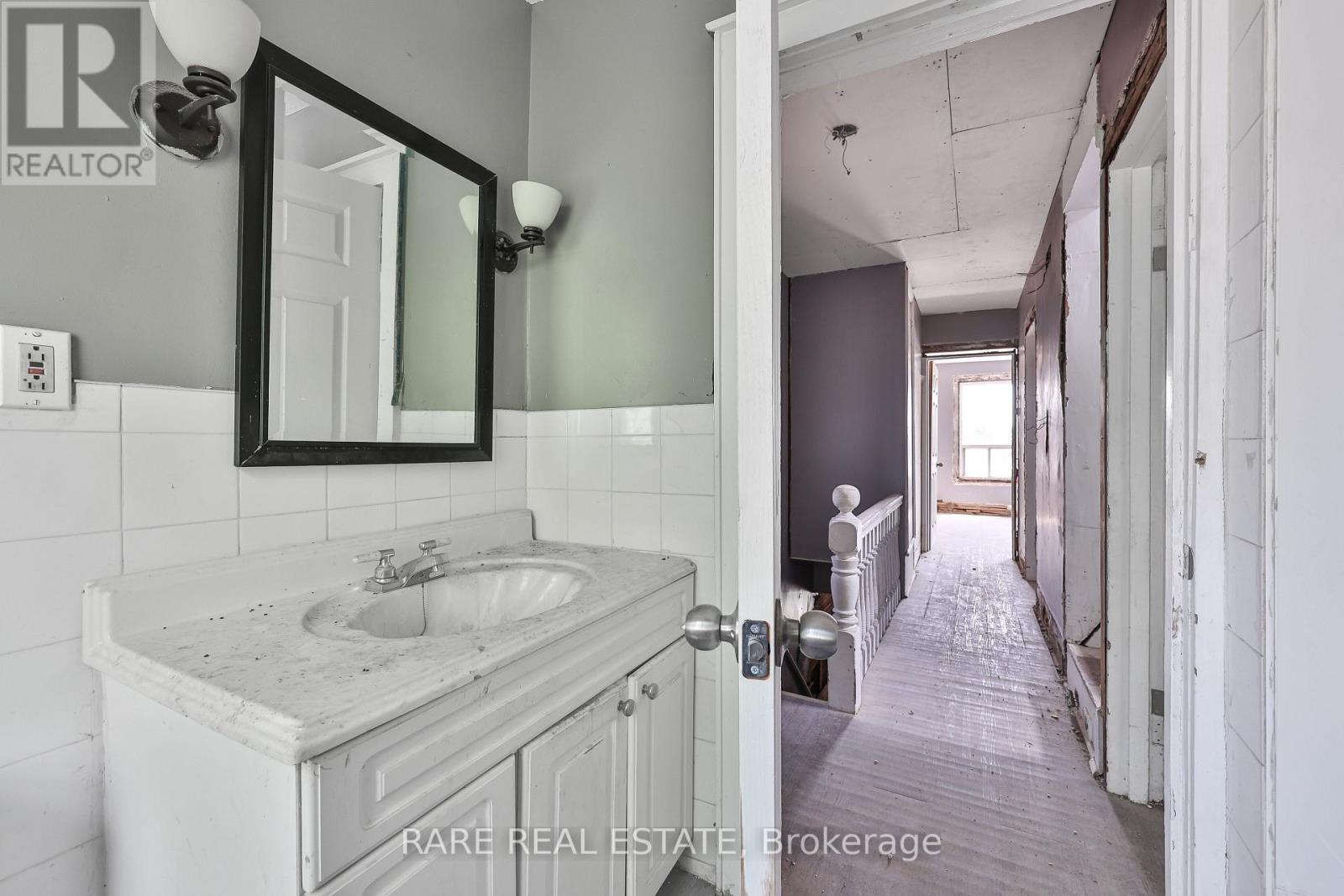21 Chestnut Avenue, Hamilton, ON - Indoor Photo Showing Bathroom