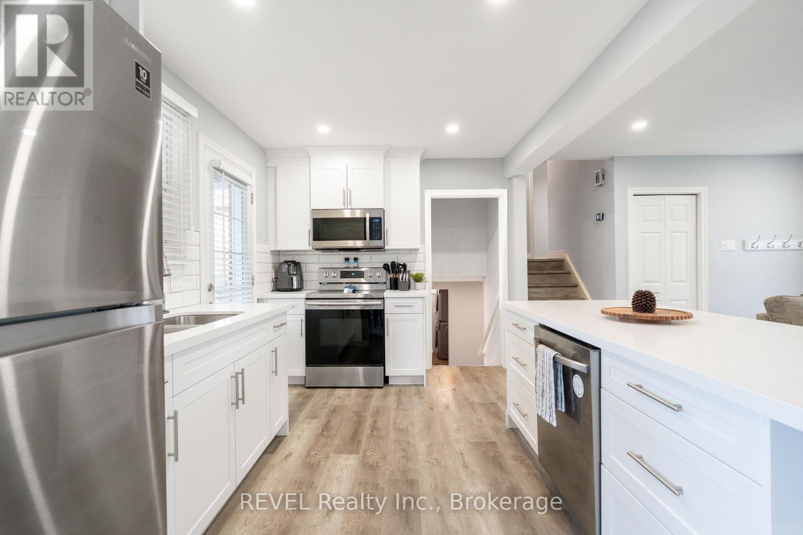 4480 Queensway Gardens, Niagara Falls (Morrison), ON - Indoor Photo Showing Kitchen With Upgraded Kitchen