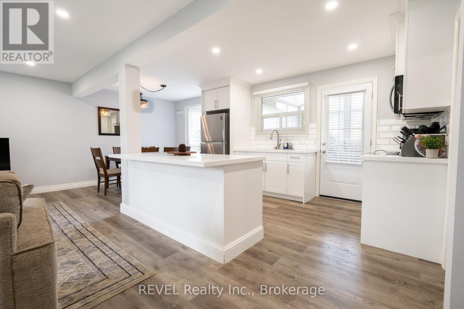 4480 Queensway Gardens, Niagara Falls (Morrison), ON - Indoor Photo Showing Kitchen