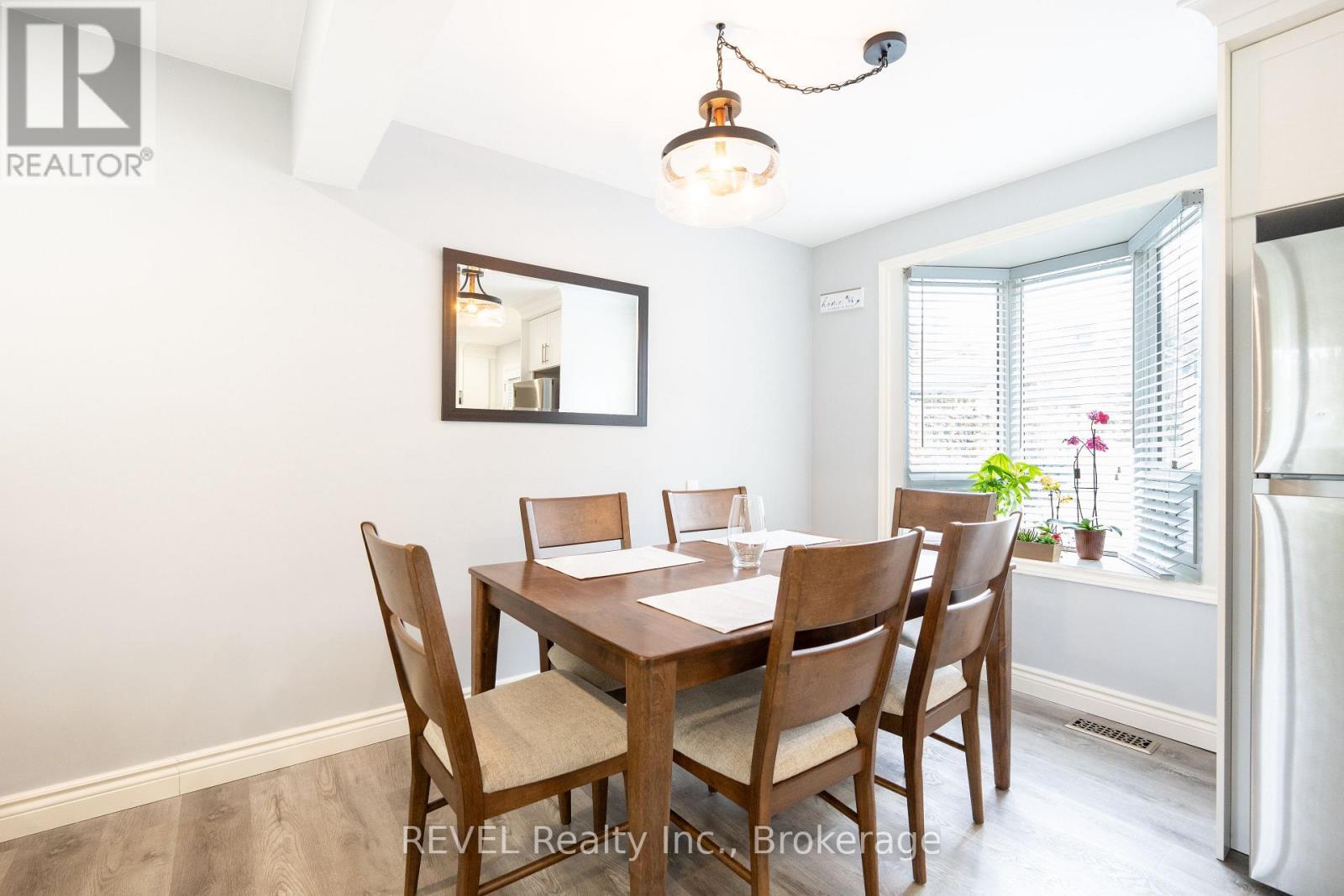 4480 Queensway Gardens, Niagara Falls (Morrison), ON - Indoor Photo Showing Dining Room