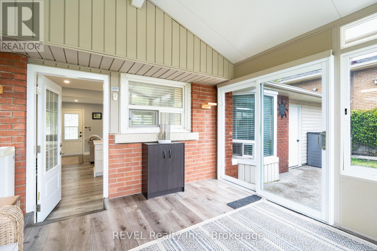 4480 Queensway Gardens, Niagara Falls (Morrison), ON - Outdoor With Exterior