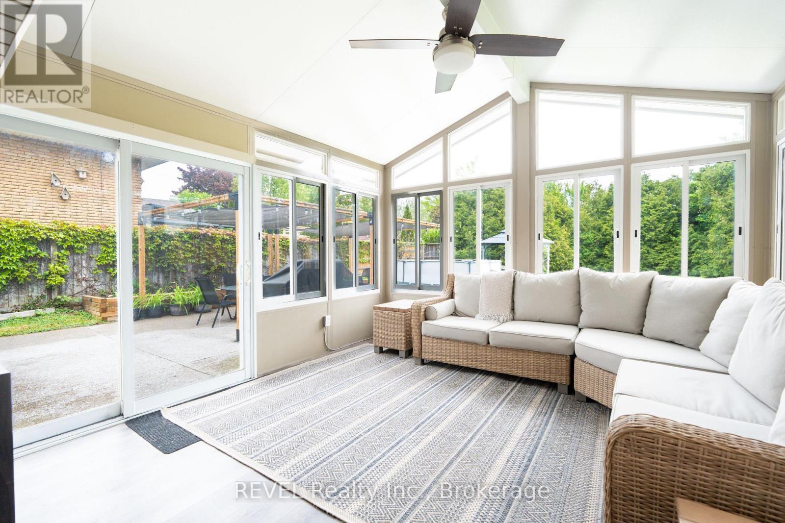4480 Queensway Gardens, Niagara Falls (Morrison), ON - Indoor Photo Showing Living Room