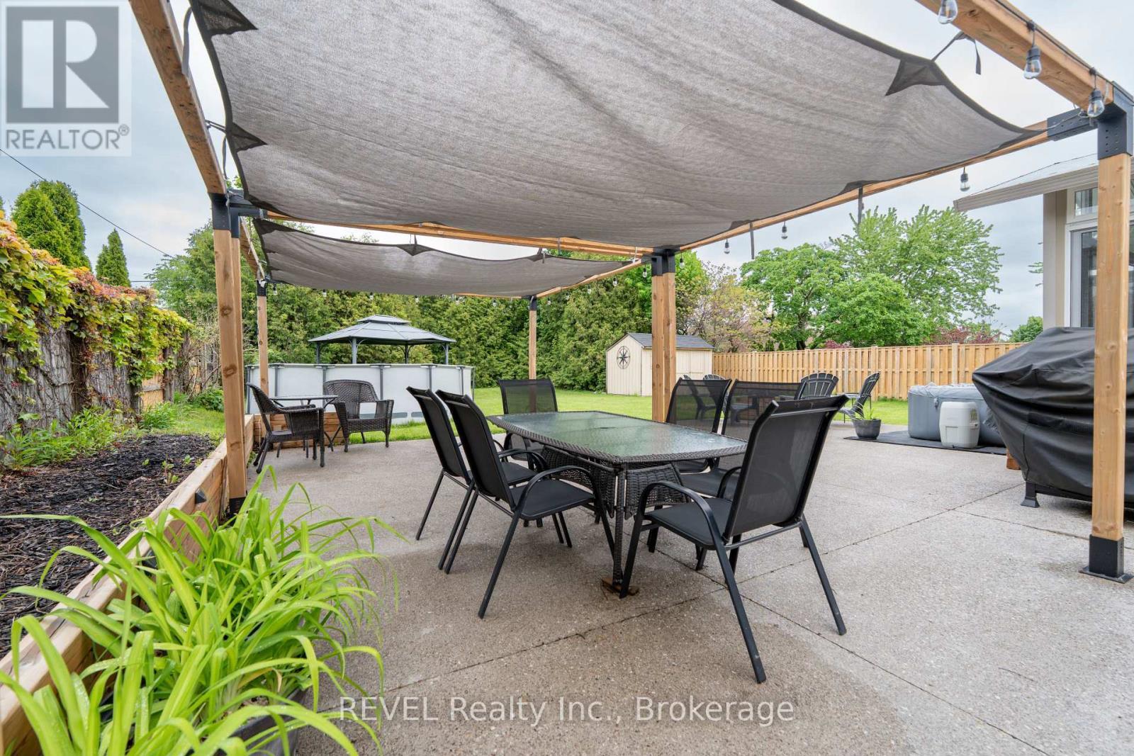 4480 Queensway Gardens, Niagara Falls (Morrison), ON - Outdoor With Deck Patio Veranda With Exterior