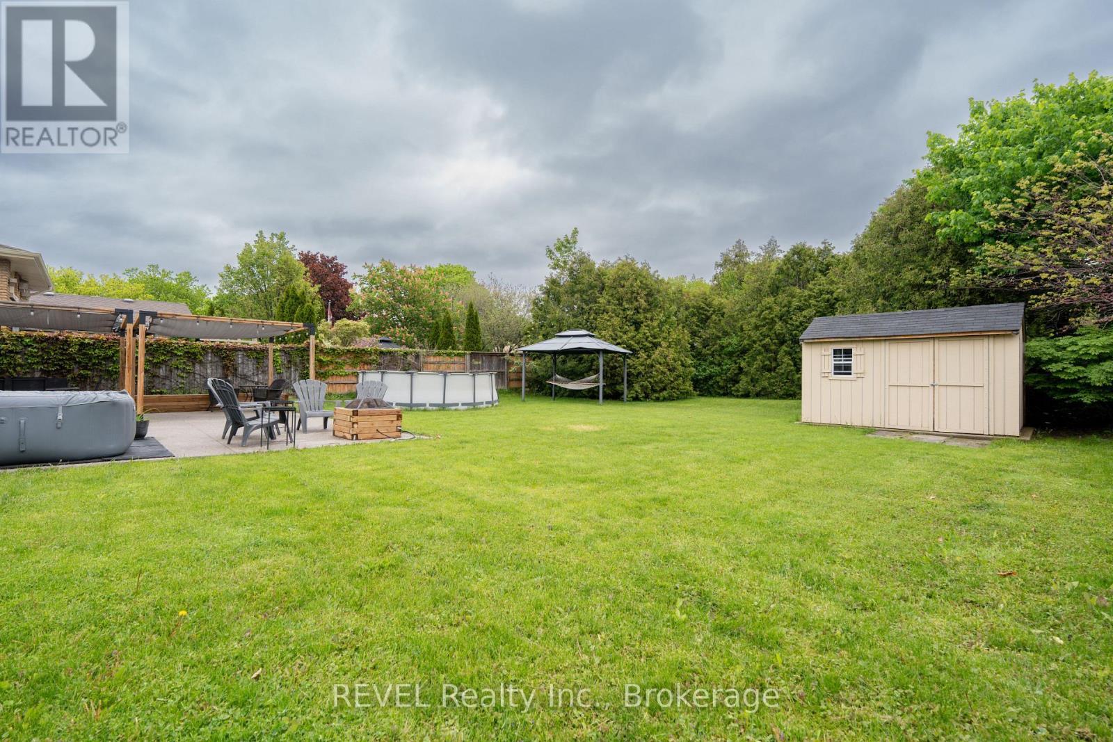 4480 Queensway Gardens, Niagara Falls (Morrison), ON - Outdoor With Backyard
