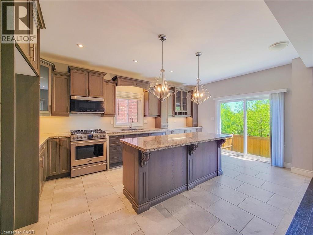 7 Chardonnay Street, Hamilton, ON - Indoor Photo Showing Kitchen With Upgraded Kitchen