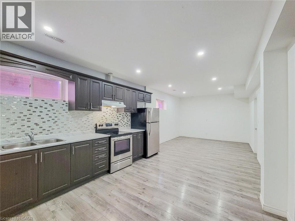 7 Chardonnay Street, Hamilton, ON - Indoor Photo Showing Kitchen With Double Sink