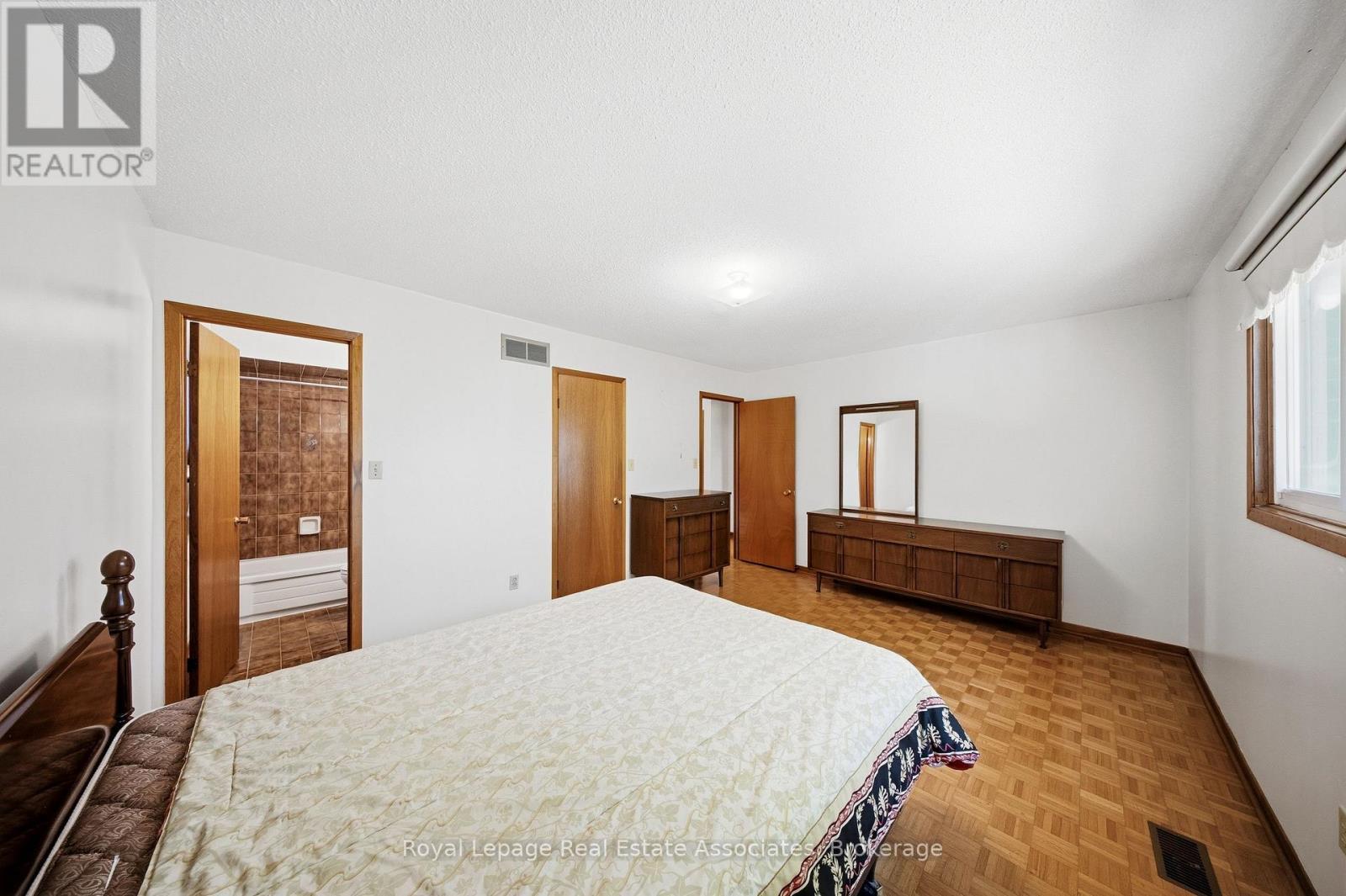 4084 Longo Circle, Mississauga, ON - Indoor Photo Showing Bedroom