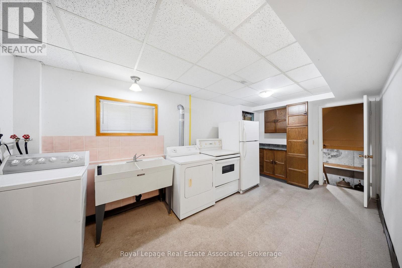 4084 Longo Circle, Mississauga, ON - Indoor Photo Showing Laundry Room
