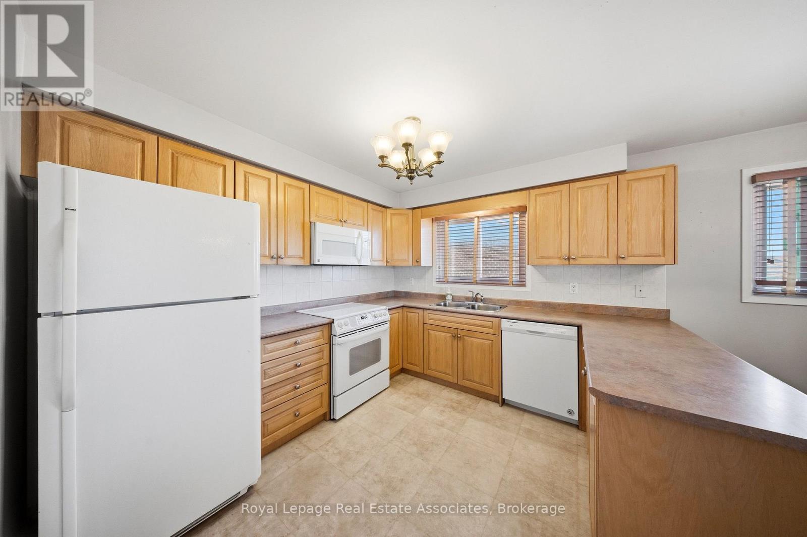 4084 Longo Circle, Mississauga, ON - Indoor Photo Showing Kitchen With Double Sink