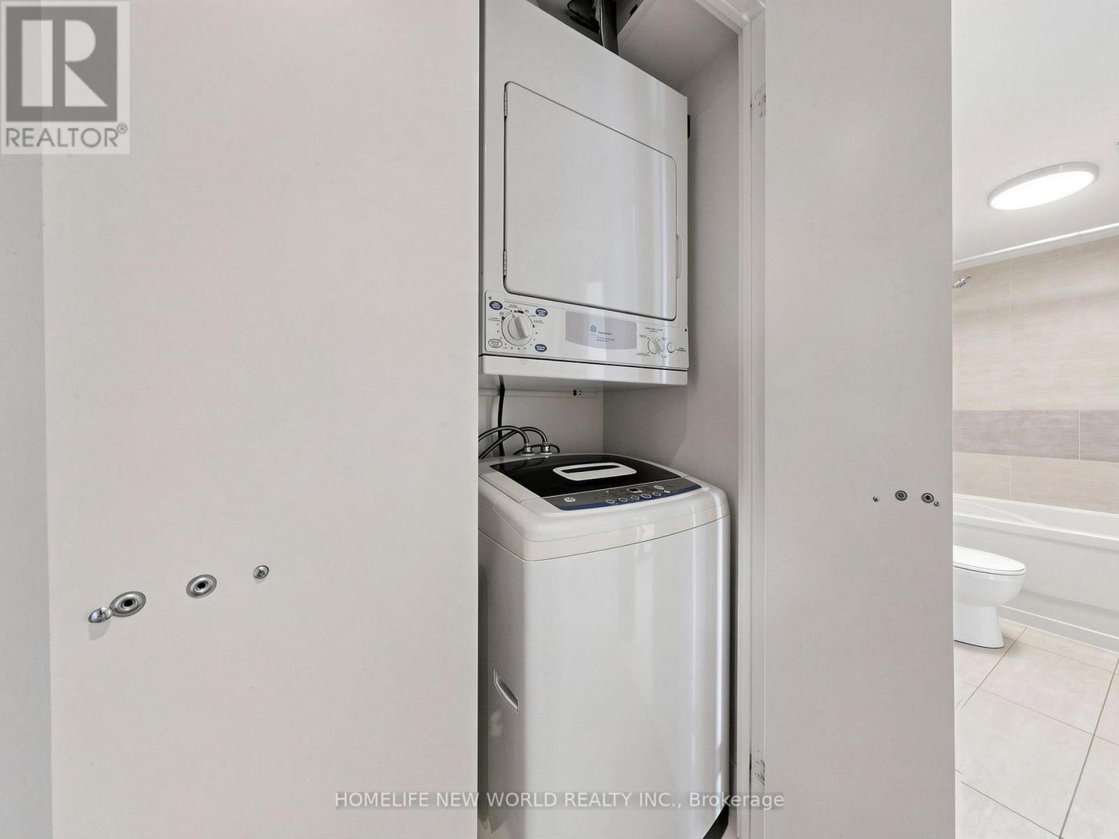 1406 - 110 Charles Street E, Toronto, ON - Indoor Photo Showing Laundry Room