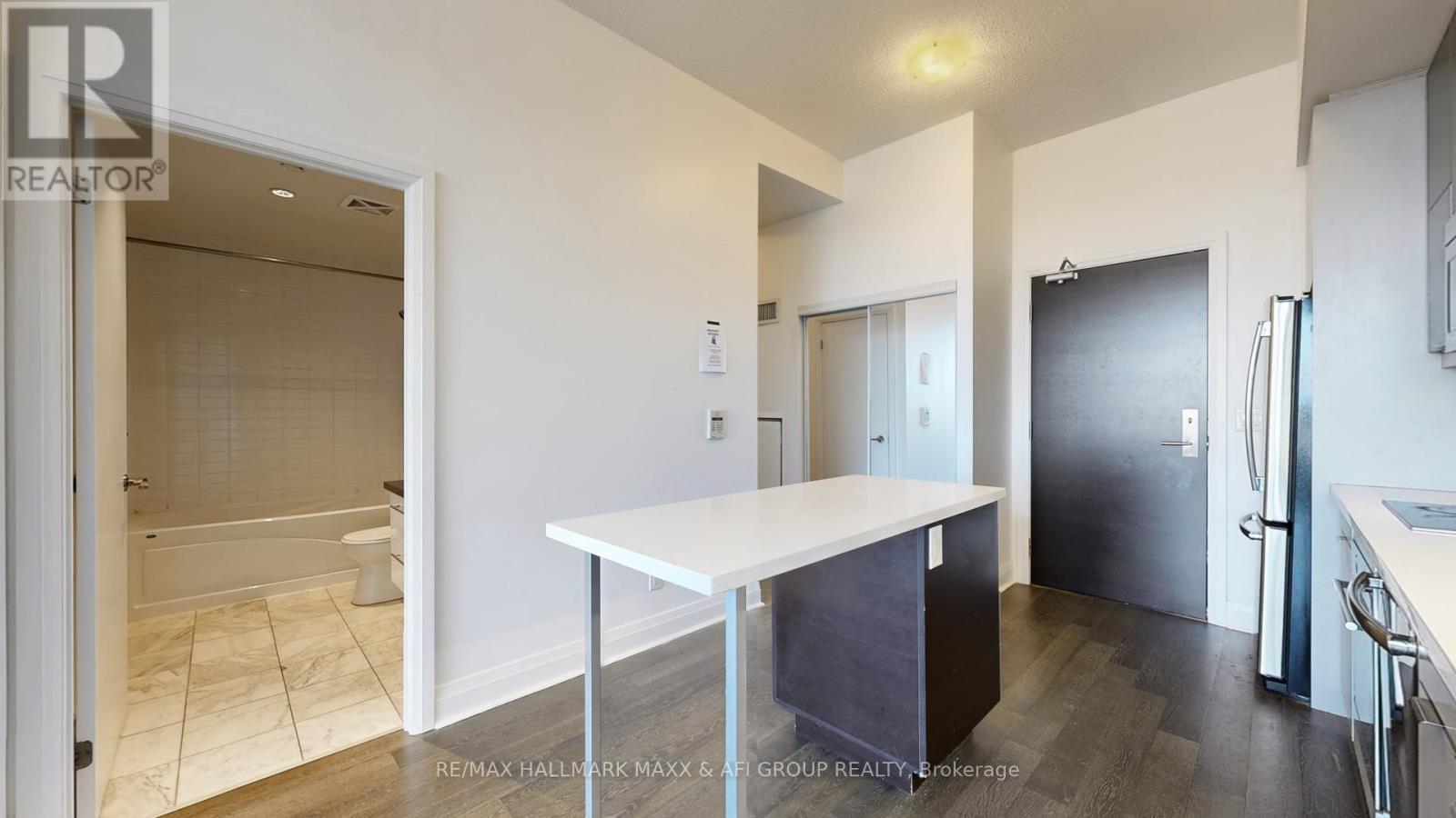 617 - 399 Spring Garden Avenue, Toronto, ON - Indoor Photo Showing Kitchen