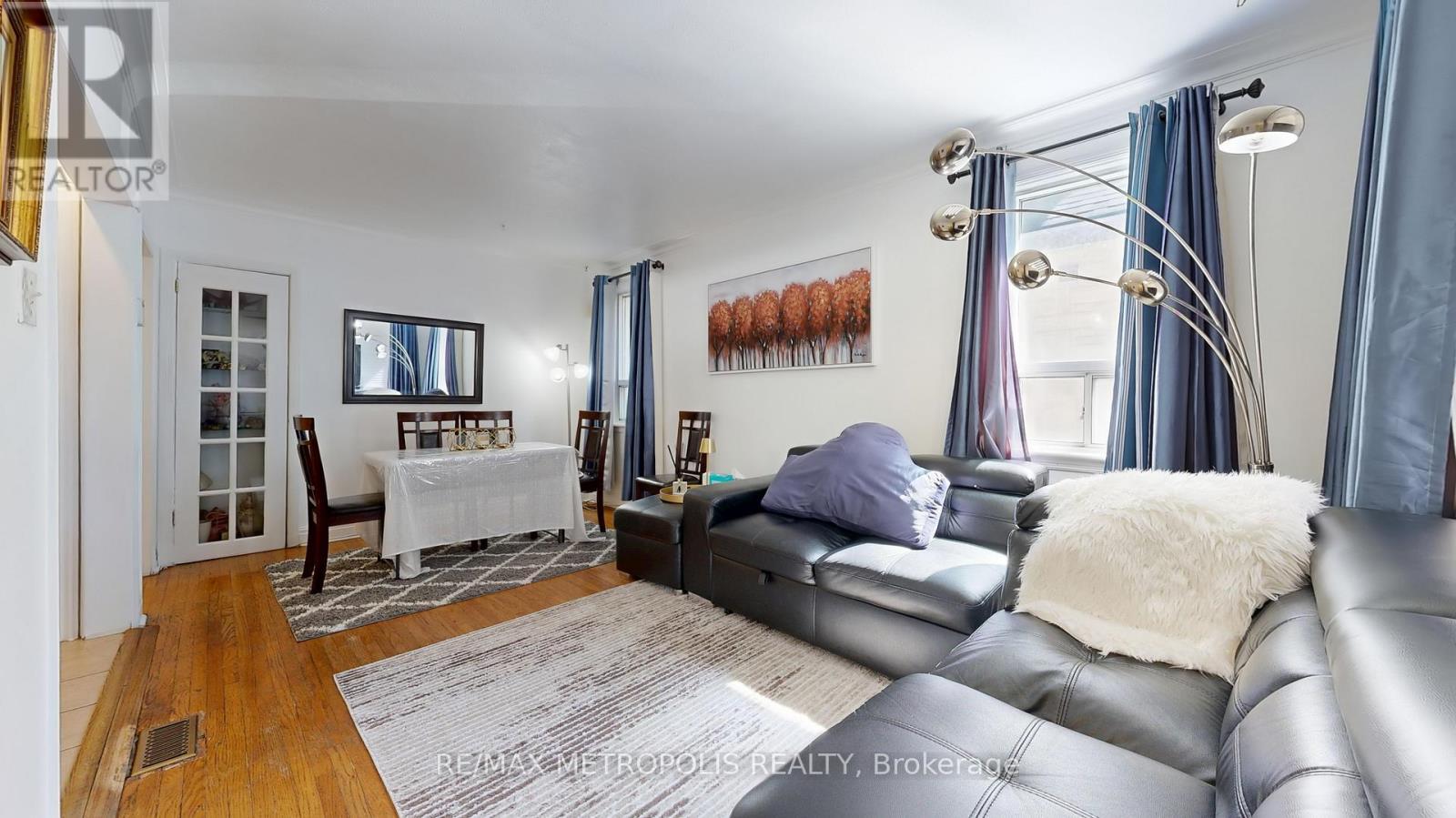 291 Kennedy Road E, Toronto, ON - Indoor Photo Showing Living Room