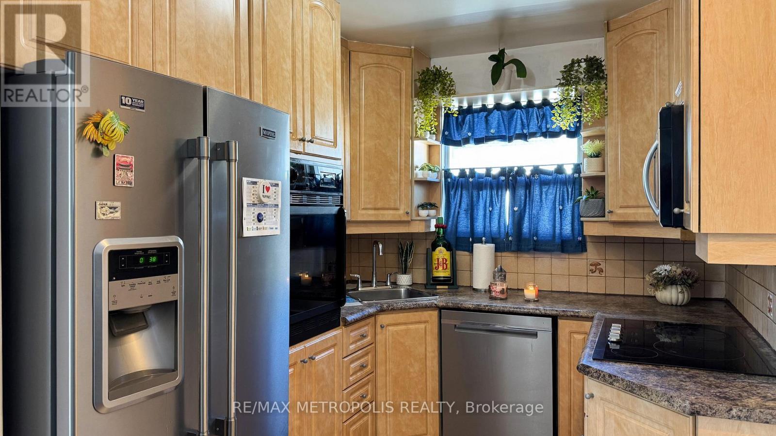 291 Kennedy Road E, Toronto, ON - Indoor Photo Showing Kitchen