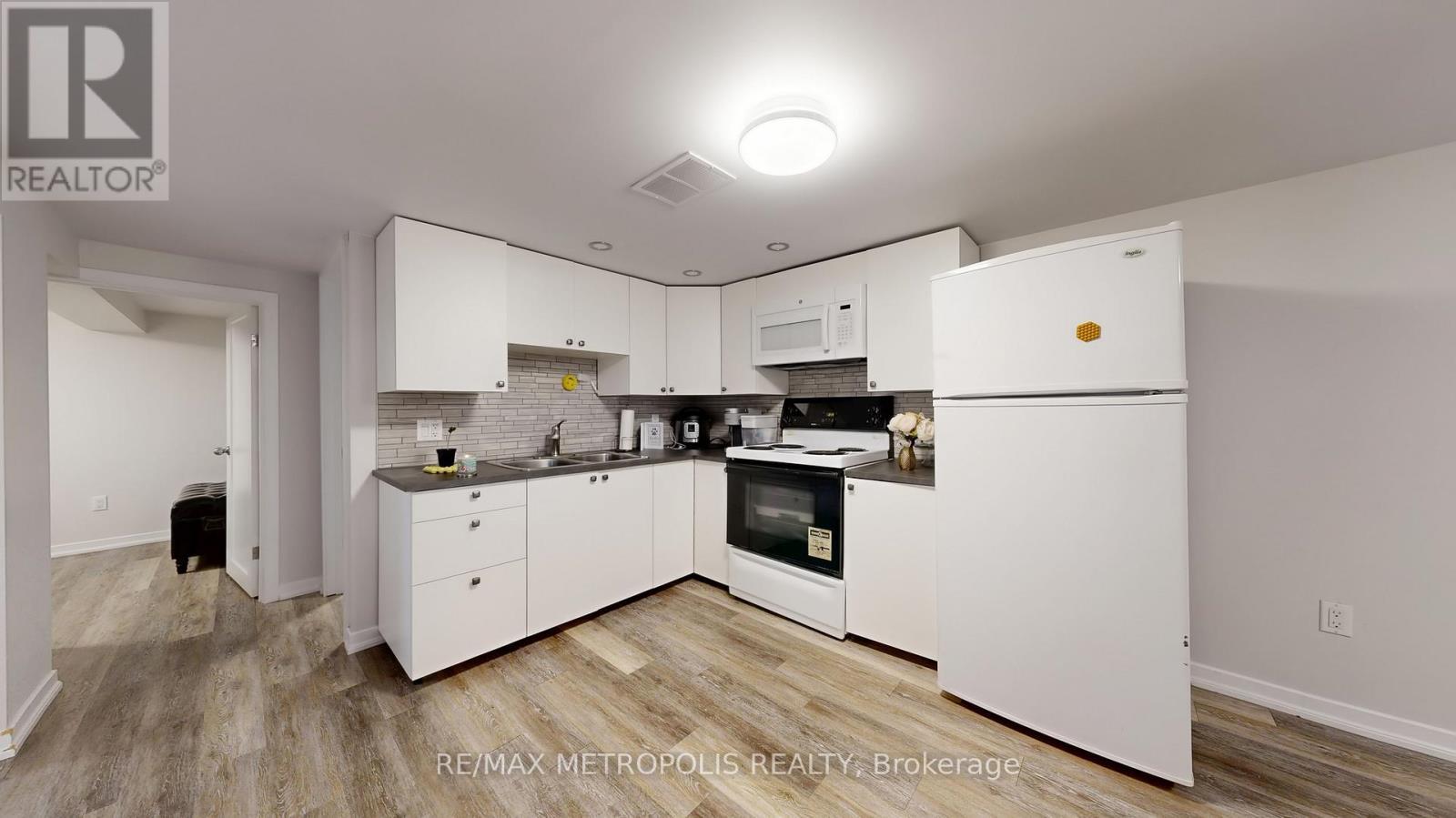291 Kennedy Road E, Toronto, ON - Indoor Photo Showing Kitchen With Double Sink
