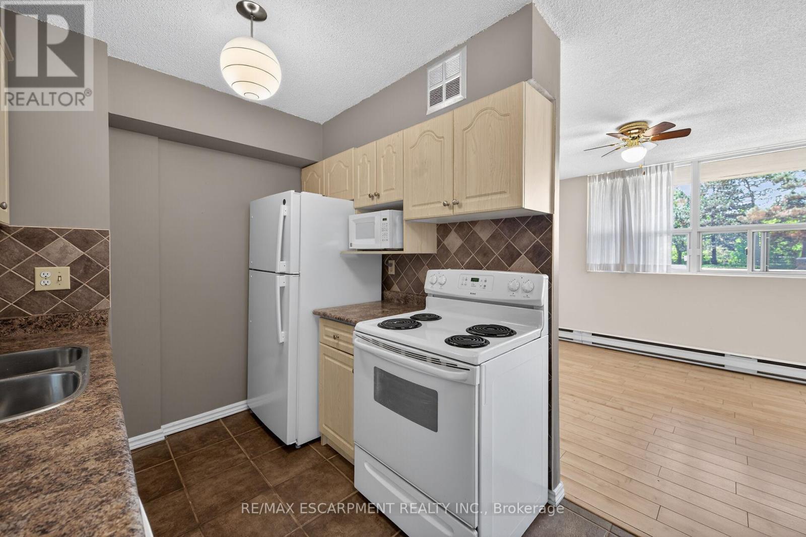 101 - 700 Dynes Road, Burlington, ON - Indoor Photo Showing Kitchen With Double Sink