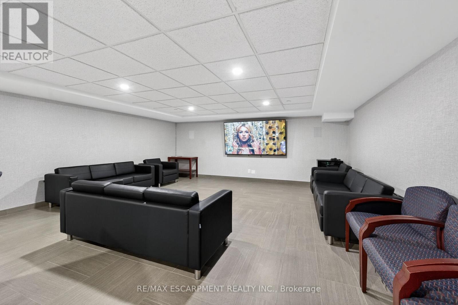 101 - 700 Dynes Road, Burlington, ON - Indoor
