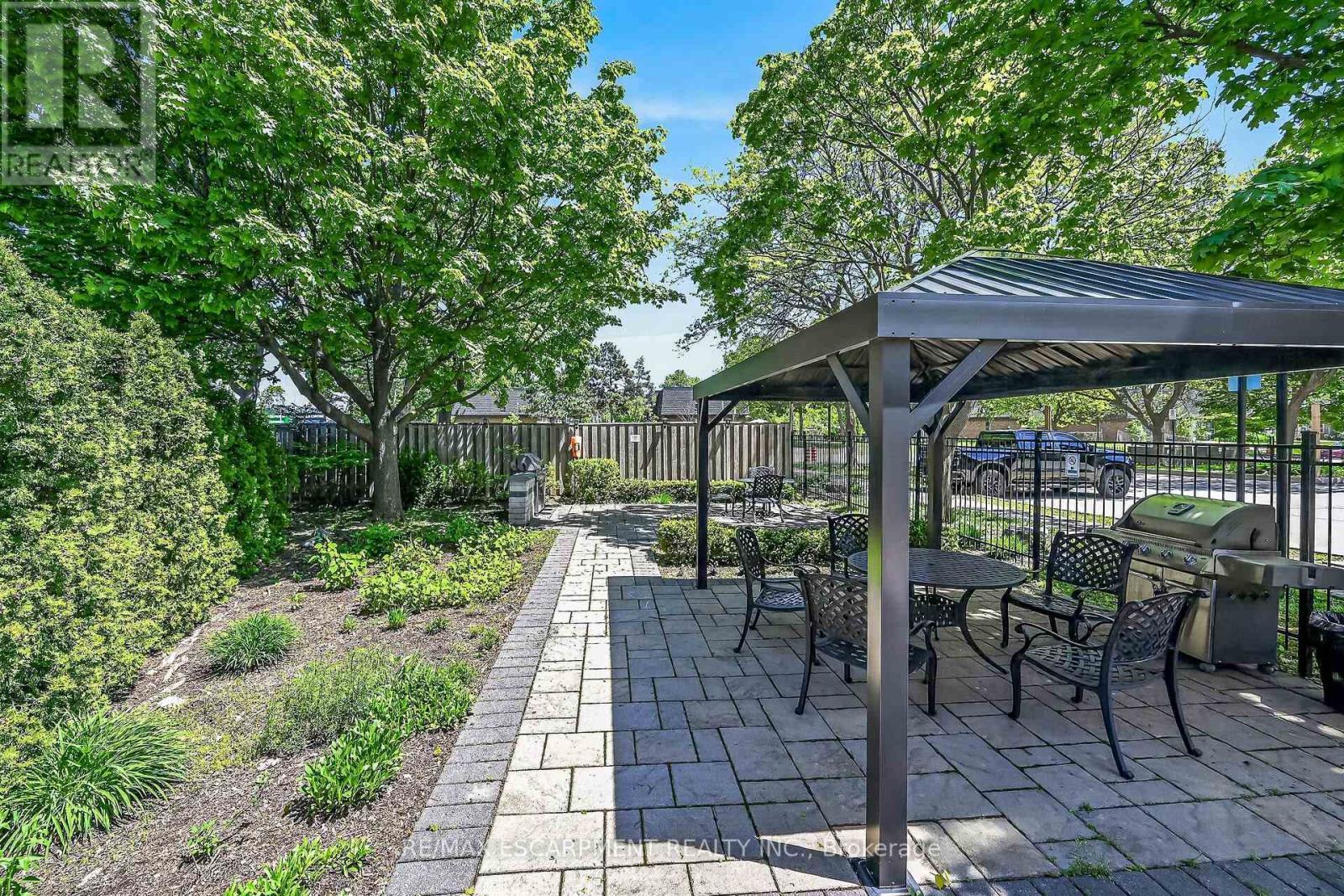 101 - 700 Dynes Road, Burlington, ON - Outdoor