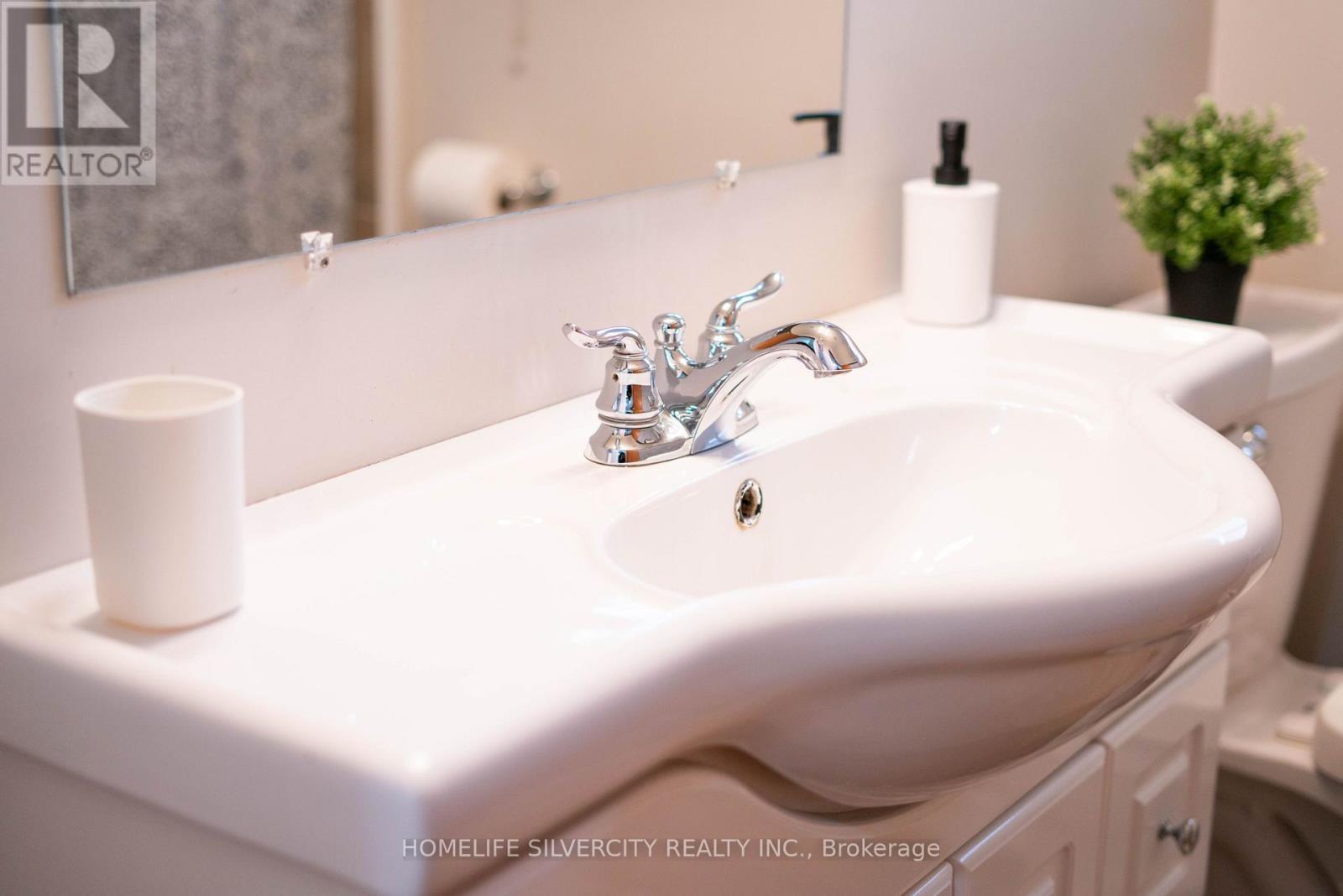 298 Barton Street, Hamilton, ON - Indoor Photo Showing Bathroom