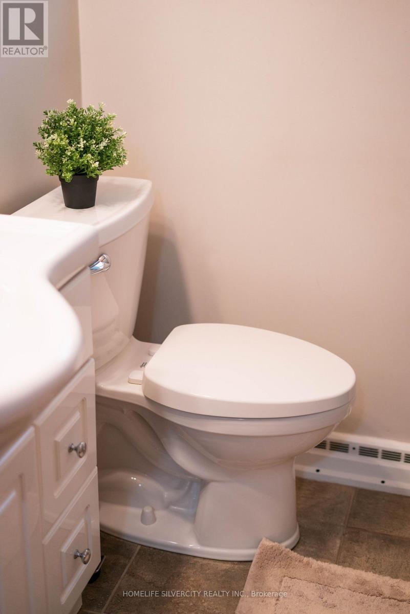 298 Barton Street, Hamilton, ON - Indoor Photo Showing Bathroom