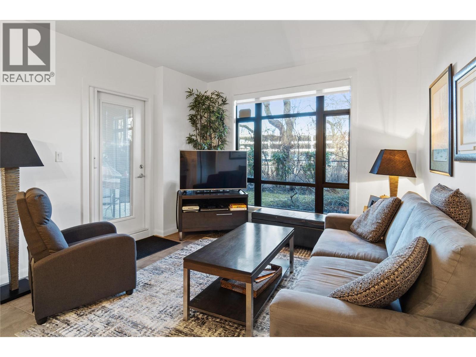 654 Cook Road Unit# 142, Kelowna, BC - Indoor Photo Showing Living Room