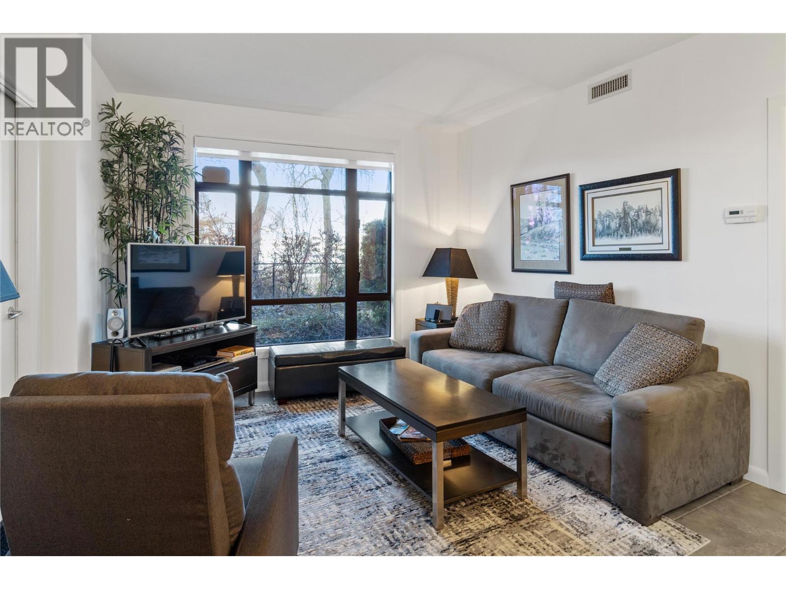 654 Cook Road Unit# 142, Kelowna, BC - Indoor Photo Showing Living Room