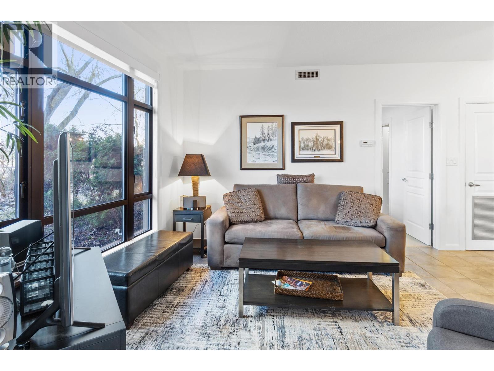 654 Cook Road Unit# 142, Kelowna, BC - Indoor Photo Showing Living Room