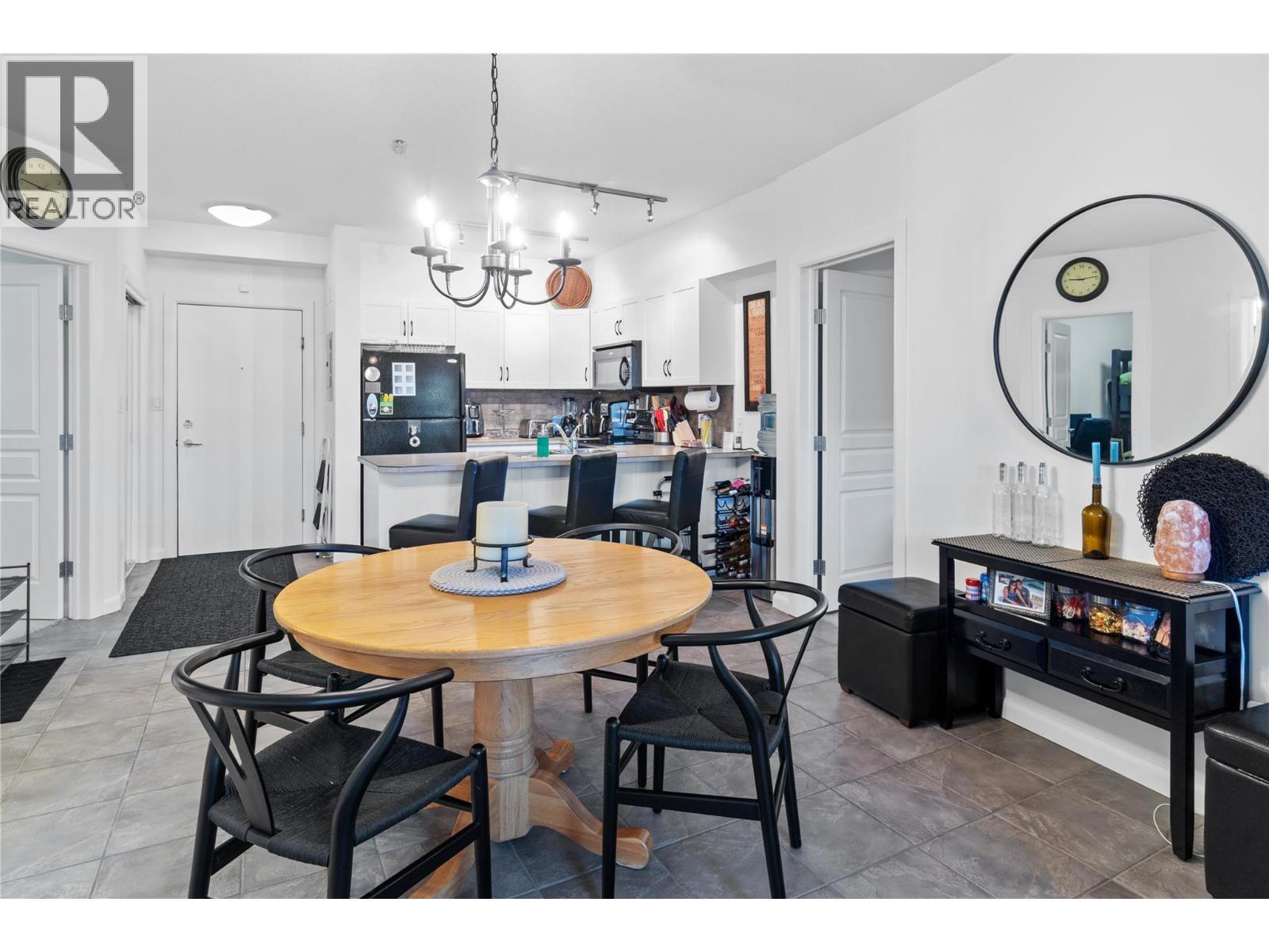 654 Cook Road Unit# 142, Kelowna, BC - Indoor Photo Showing Dining Room
