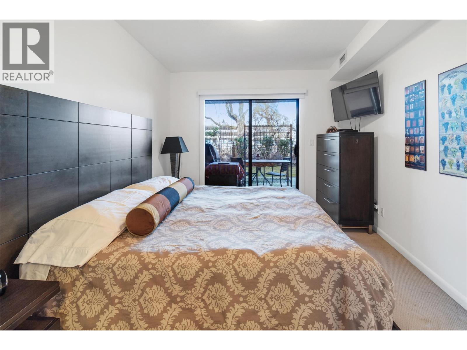 654 Cook Road Unit# 142, Kelowna, BC - Indoor Photo Showing Bedroom
