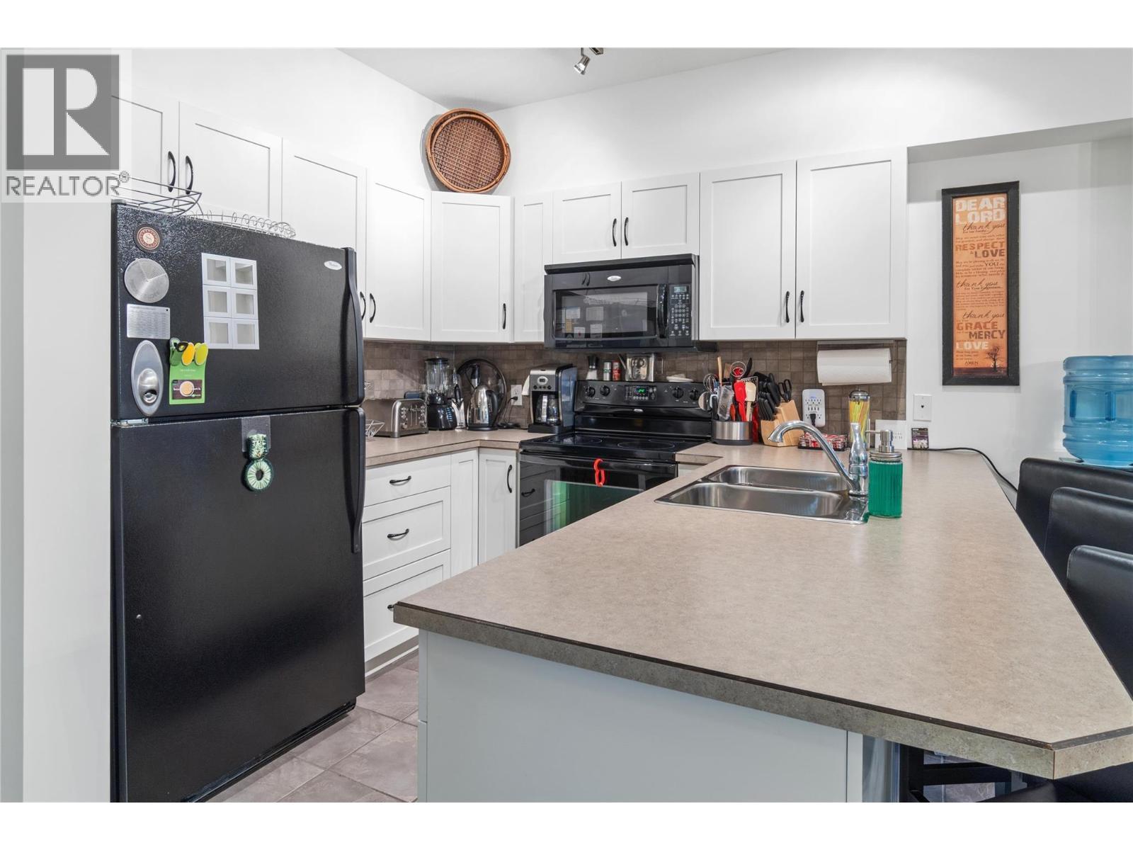654 Cook Road Unit# 142, Kelowna, BC - Indoor Photo Showing Kitchen With Double Sink