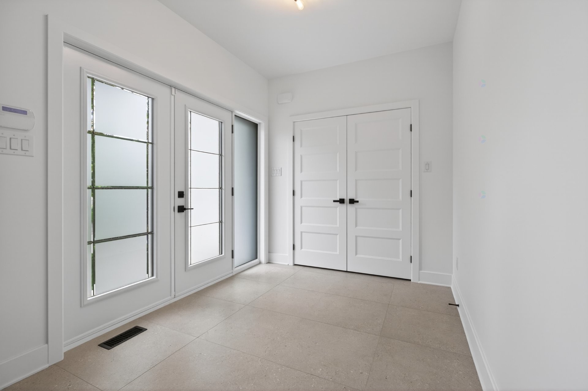 Mud Room - 3 Rue Thomas-Dennis, Notre-Dame-De-L'Île-Perrot, QC - Indoor Photo Showing Other Room