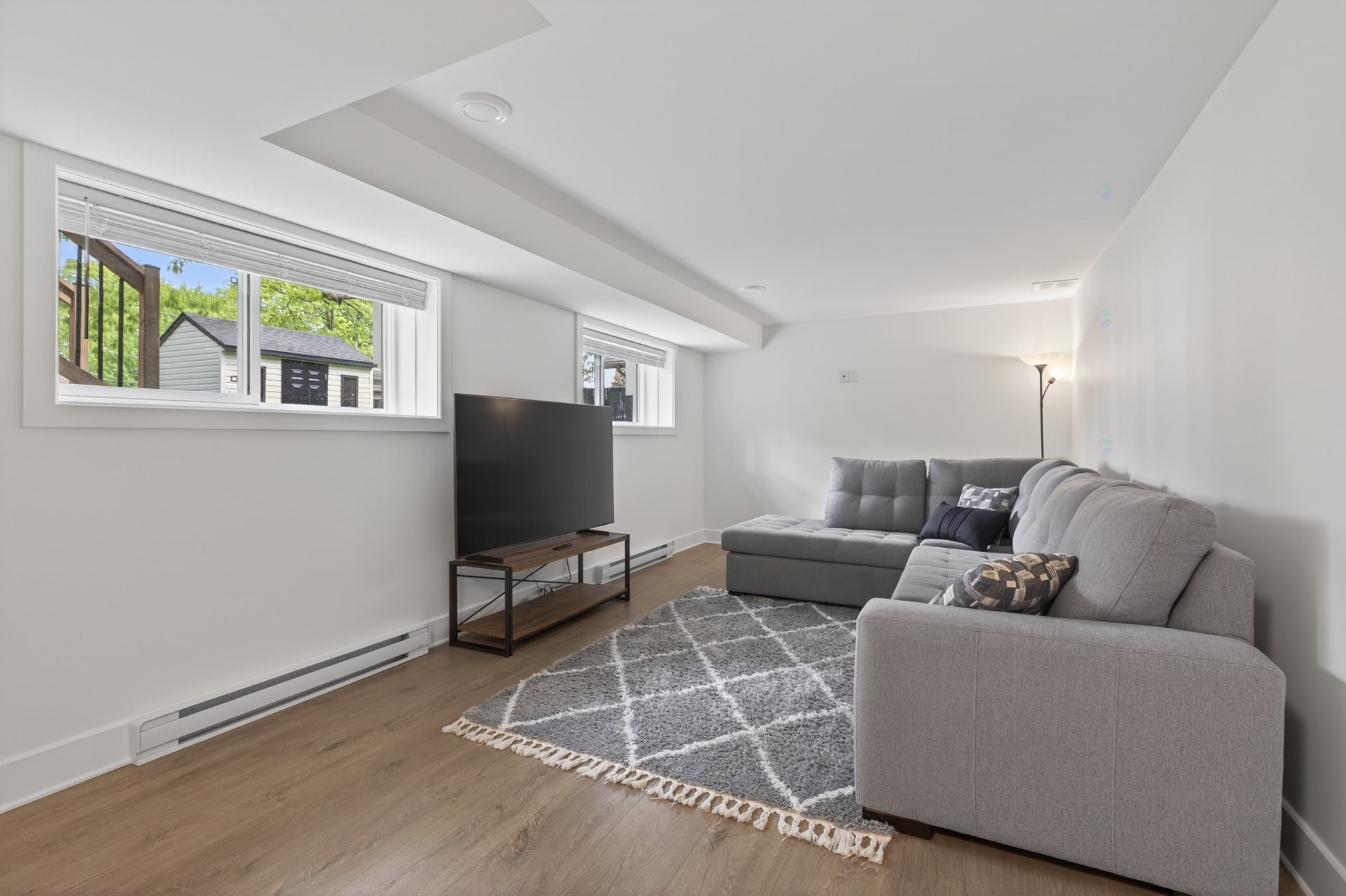 Family Room - 3 Rue Thomas-Dennis, Notre-Dame-De-L'Île-Perrot, QC - Indoor