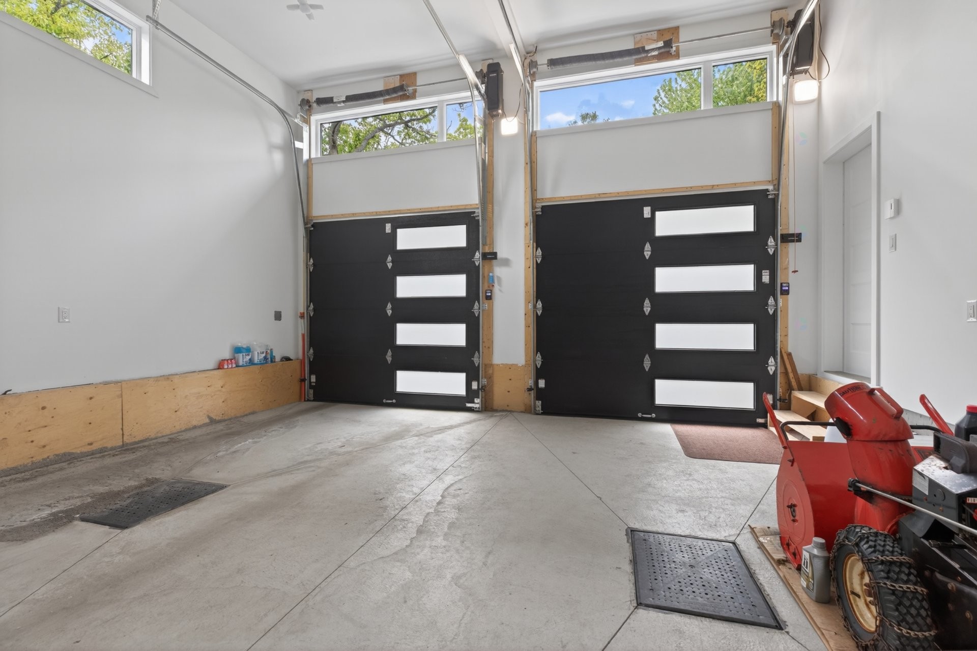 Garage - 3 Rue Thomas-Dennis, Notre-Dame-De-L'Île-Perrot, QC - Indoor Photo Showing Garage