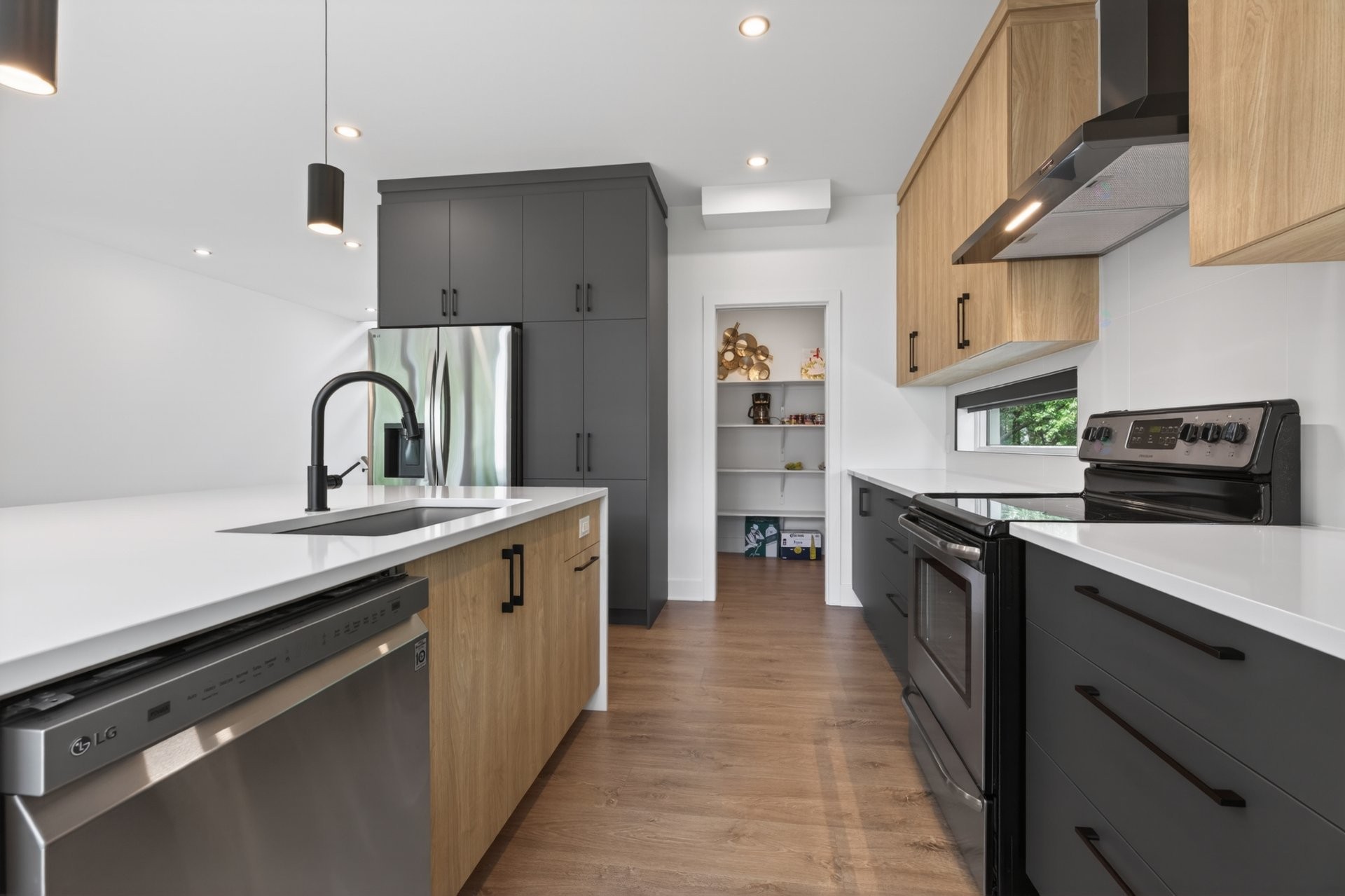 Kitchen - 3 Rue Thomas-Dennis, Notre-Dame-De-L'Île-Perrot, QC - Indoor Photo Showing Kitchen With Upgraded Kitchen
