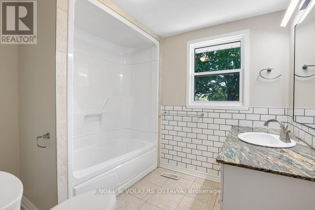 23 Biscayne Crescent, Ottawa, ON - Indoor Photo Showing Bathroom